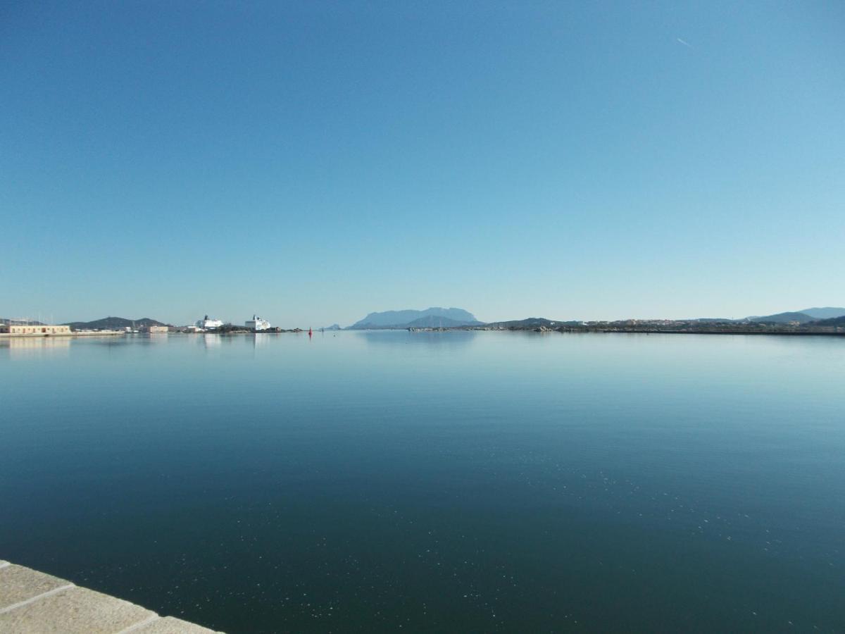 Magibac Due - Casa Vicino Aeroporto E Mater Olbia Appartement Buitenkant foto